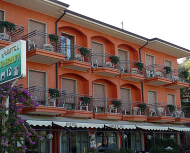 Klassenfahrt Gardasee- Beispiel 2 Sterne Hotelo Außenansicht