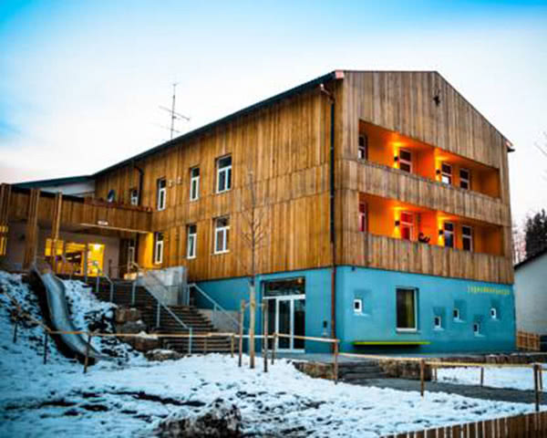 Schülerreisen Jugendherberge Oberammergau: Außenansicht im Winter