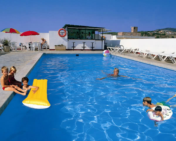 Schulreise Calella 2-Sterne-Hotel- Poolbeispiel