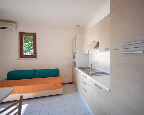 Klassenfahrt Ferienanlage Garda Village ****- Kochnische Bungalow Ferienanlage Garda Village ****