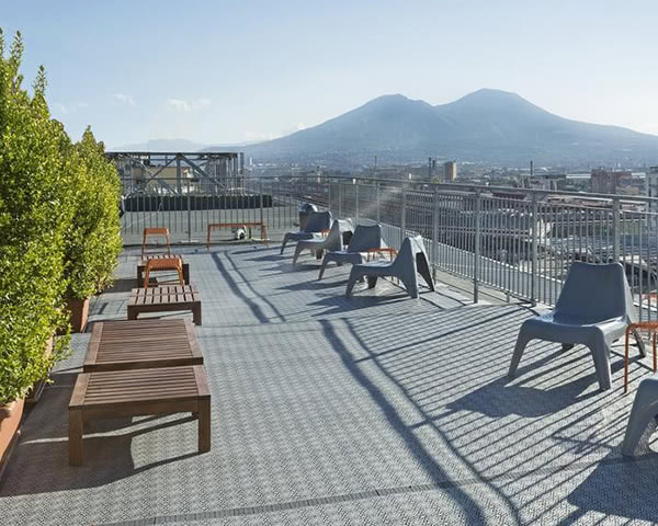 Hotel 3 Sterne Neapel Zentrum: Dachterrase Blick Vesuv Beispielhotel B&B Napoli Hotel 3 Sterne Neapel Zentrum