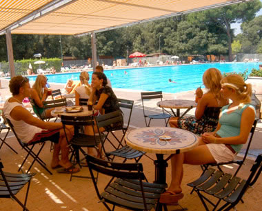 Schulfahrt Jugendzentrum Castelfusano: Poolbar