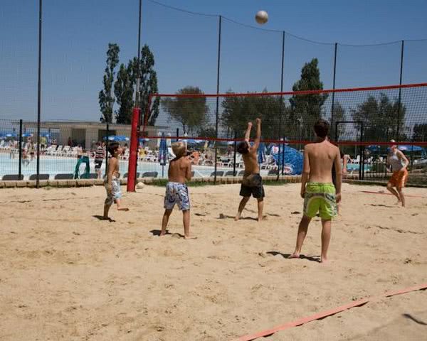 Beachvolleyball in der Ferienanlage