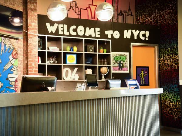 Q4 Hotel - Rezeption