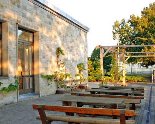 Klassenfahrt Jugendherberge Nebra- Außenansicht mit Terrasse Jugendherberge Nebra