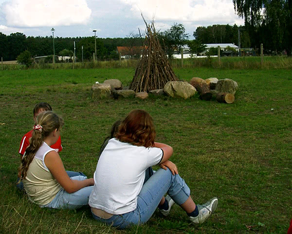 Jugendreise Körbaer See: Jugendliche am Lagerfeuer