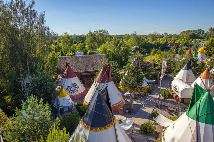 Camp Resort Tipis