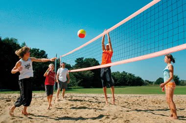 Studienfahrt an die Mecklenburger Seenplatte: Beachvolleyballfeld an der Unterkunft