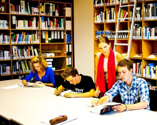 Jugendherberge-Dachau-Bibliothek