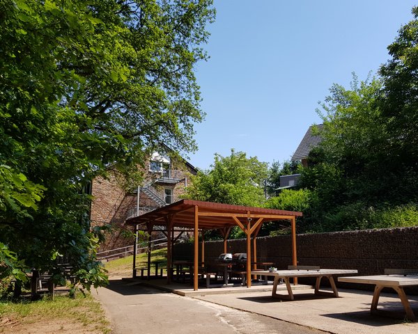 Hochwald-Jugendherberge Weiskirchen - Grillplatz