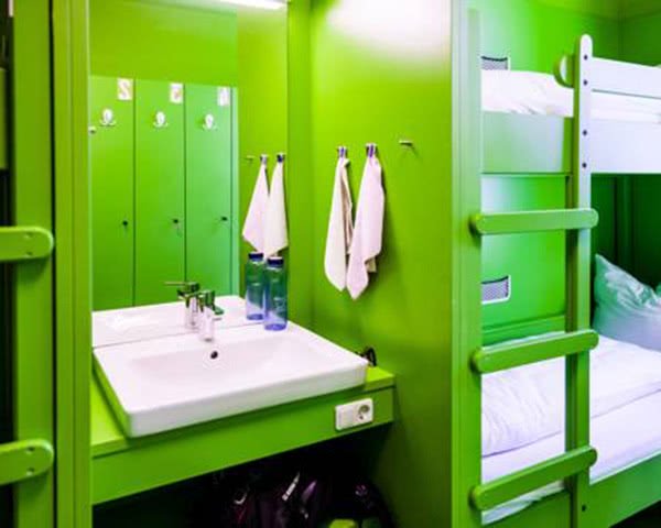 Kursfahrten Jugendherberge Oberammergau- Zimmerbeispiel Mehrbettzimmer Waschgelegenheit