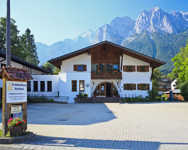 Klassenfahrt Zugspitze - Seminarhaus Grainau von außen