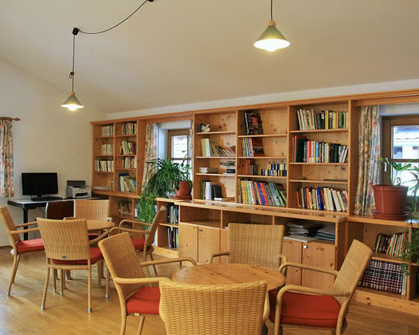 Klassenfahrt Zugspitze - Seminarhaus Grainau Bibliothek