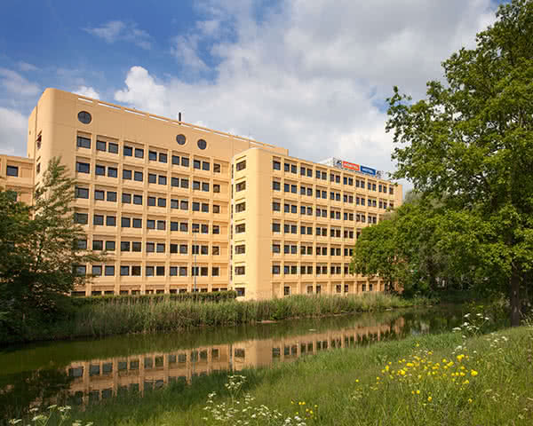 a&o Hostel Amsterdam Zuidoost - Außenansicht im Frühjahr