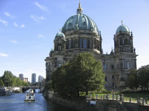 Blick auf Berliner Dom und Spree