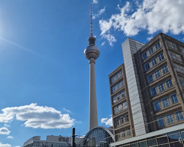 Berliner Fernsehturm Ansicht vom Boden