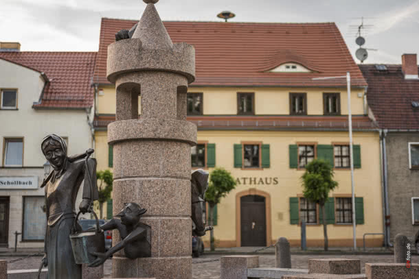 Brunnen und Rathaus Uebigau