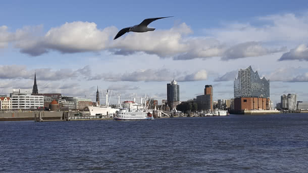 Blick auf Elbe und HafenCity