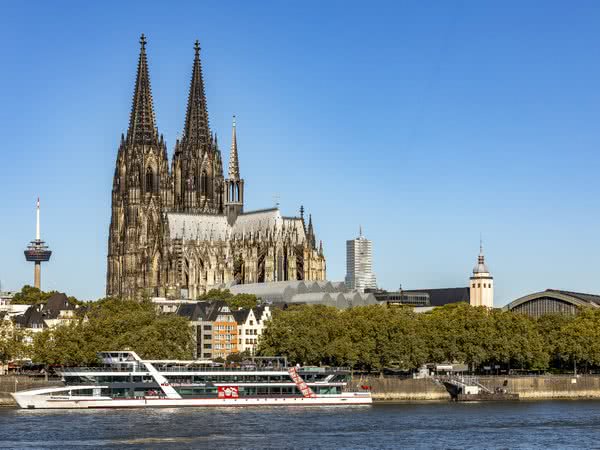 Kölner Dom & KD Rheinschifffahrt © Köln Tourismus Kölner Dom & KD Rheinschifffahrt © Köln Tourismus