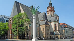 Nikolaikirche und Friedenssäule