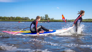 Schüler beim Surfen