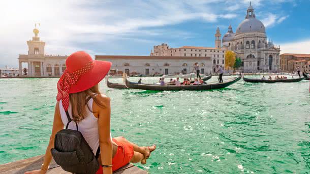 Schülerin vor der Lagune von Venedig