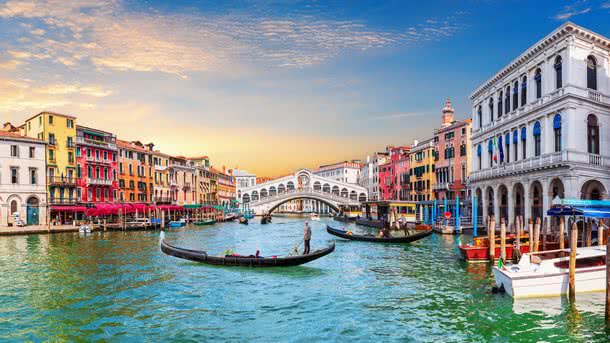 Schülerin vor der Lagune von Venedig