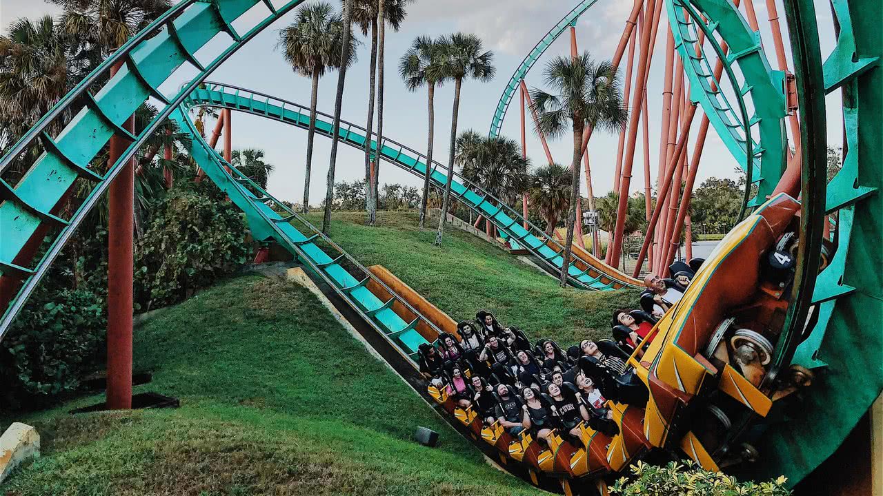 Eine Achterbahn in einem Freizeitpark