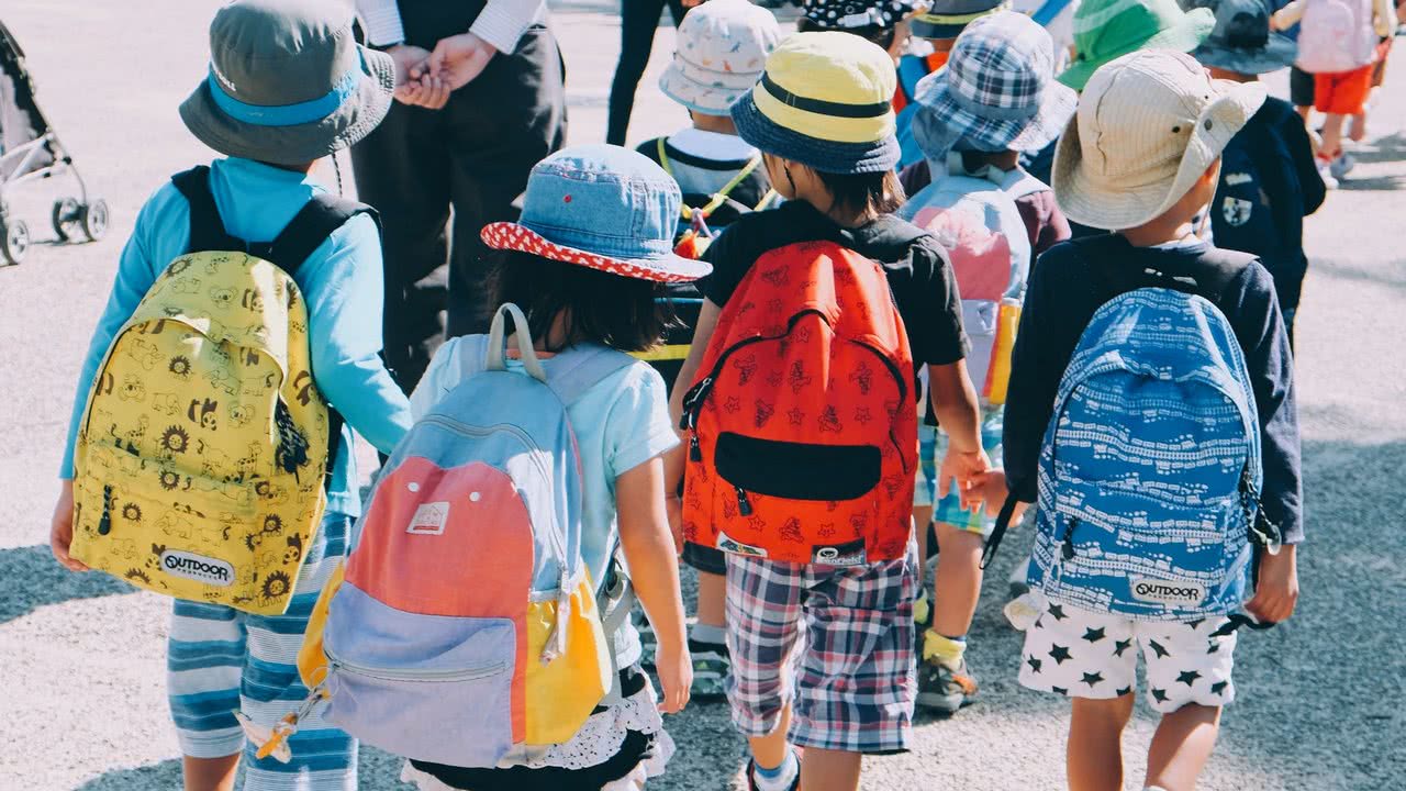 Gruppe sucht Gruppe - junge Gruppe im Schatten der Sonne