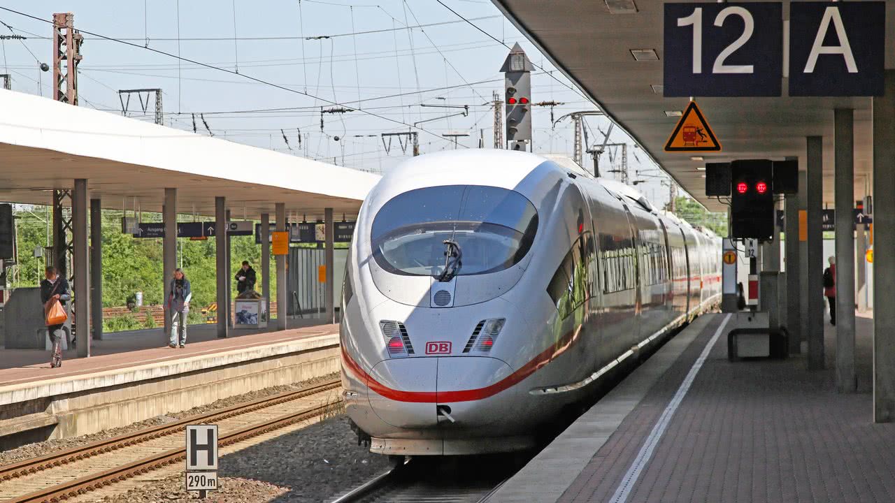 Ein ICE am Bahnsteig