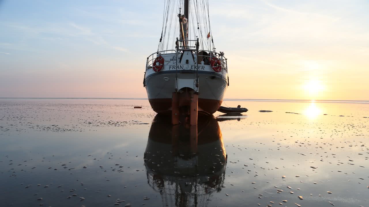 Großes Boot im Sonnenuntergang: Schiffsreisen bei schulfhart.de