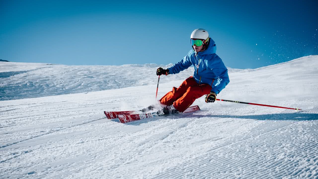 Jugendlicher beim Skifahren