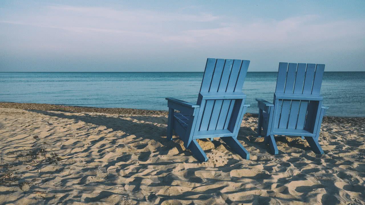 Ruhiger Strand mit 2 Liegestühlen