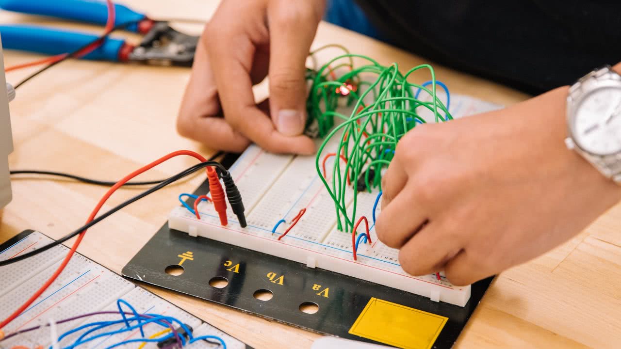 Elektro Experiment im Physik Unterricht