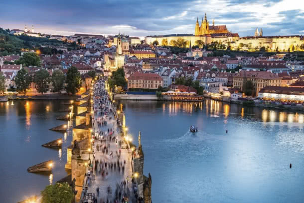 Blick auf Karlsbrücke und Prager Burg