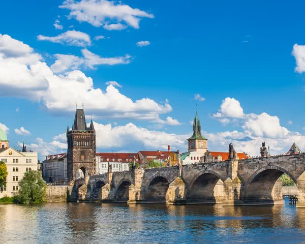 Die Karlbrücke über der Moldau