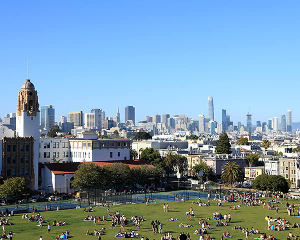 Klassenfahrt San Francisco- Skyline mit Mission Dolores Park