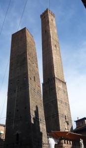 Das Wahrzeichen von Bologna: „Torre Garisender“ und „Torre degli Asinelli“