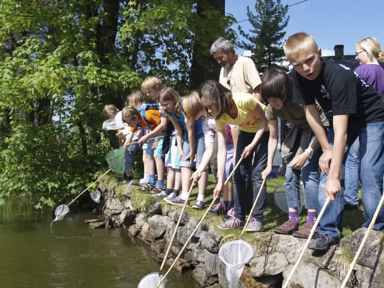 Grundschüler*innen auf Klassenfahrt am See