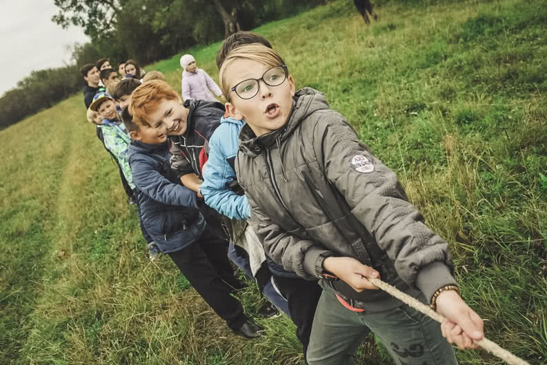 Grundschüler*innen machen Tauziehen auf Klassenfahrt