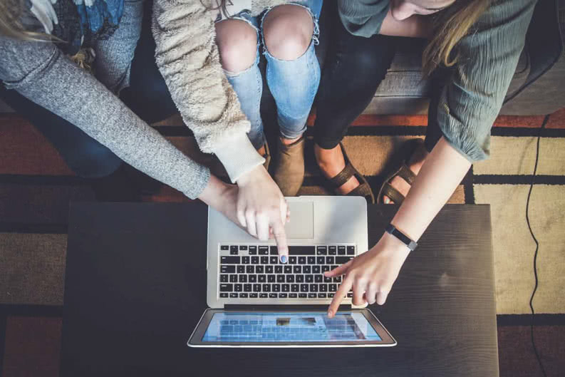 Schüler beim Gestalten am Laptop